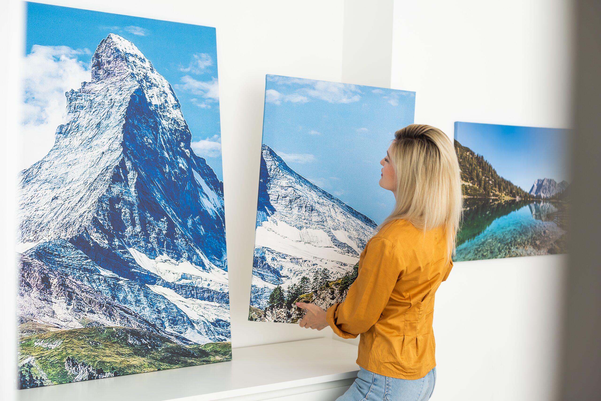 Canvas,Print,With,Gallery,Wrap.,Woman,Hangs,Photography,On,White